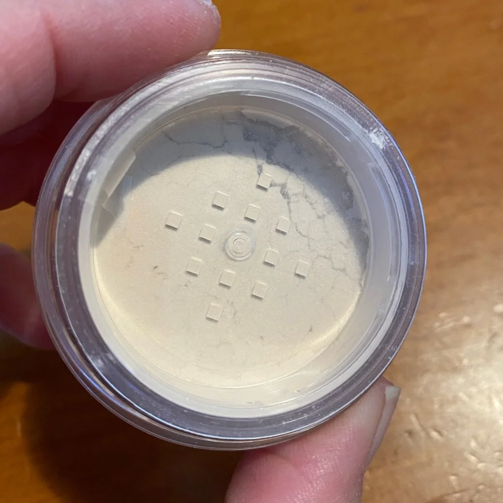 Laura Mercier Translucent Loose Setting Powder - Picture 5 of 13